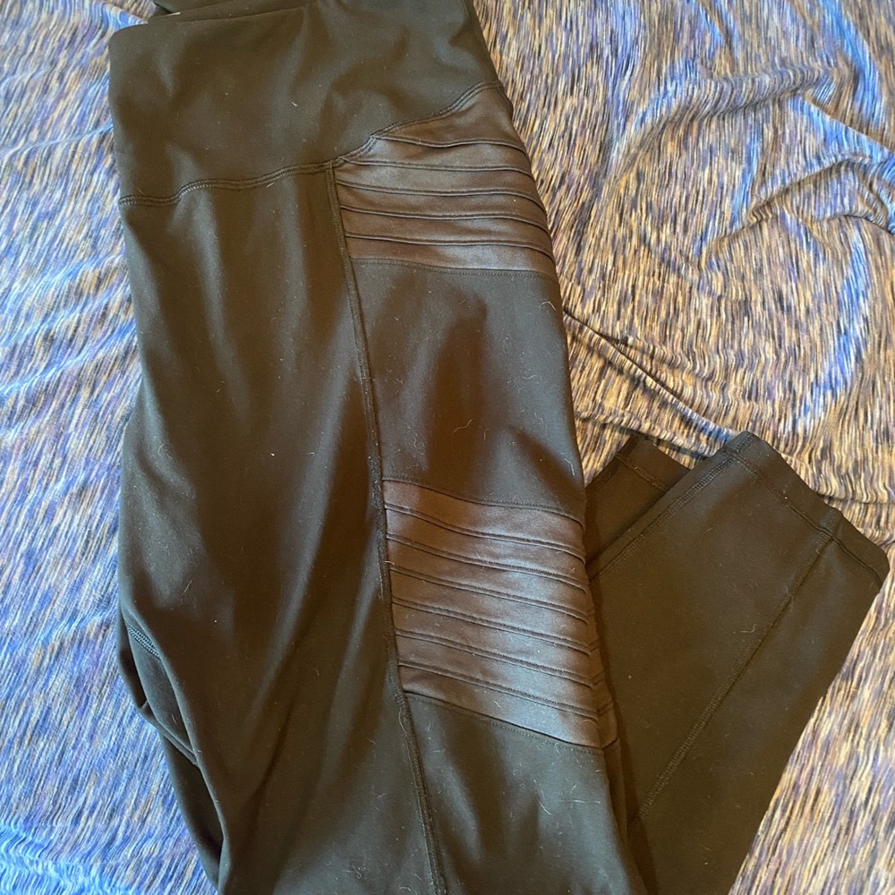 Black Leggings with Ribbed Detail
